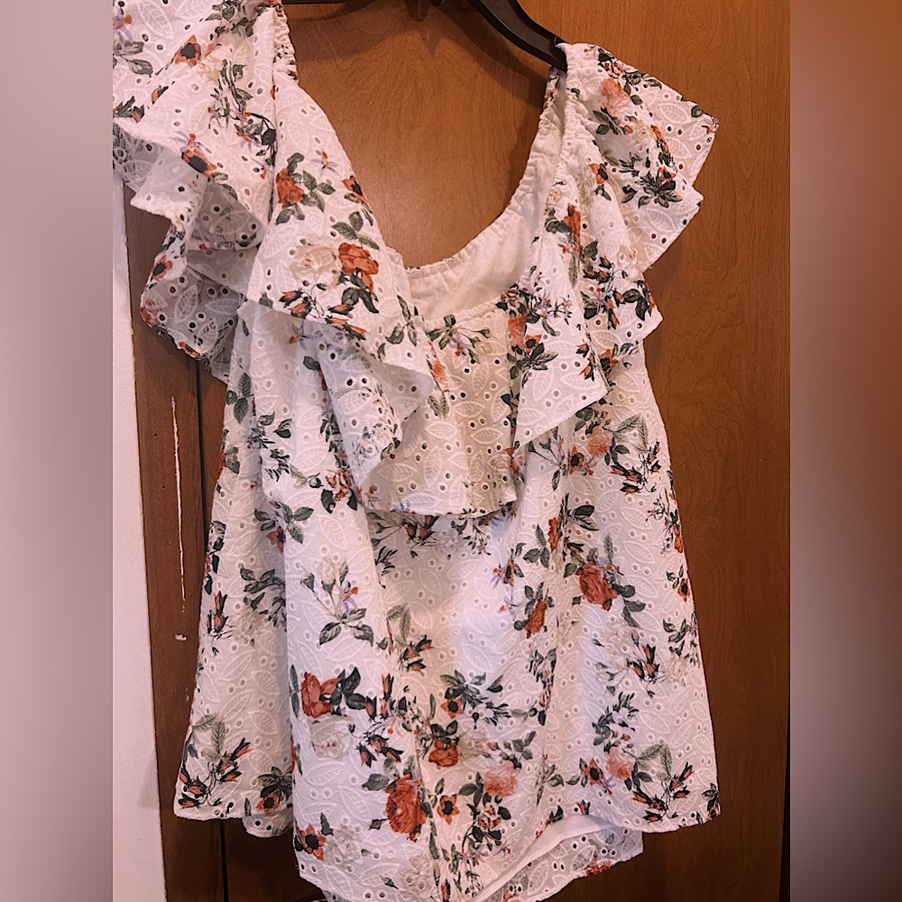 it was only worn two times it’s a really nice blouse